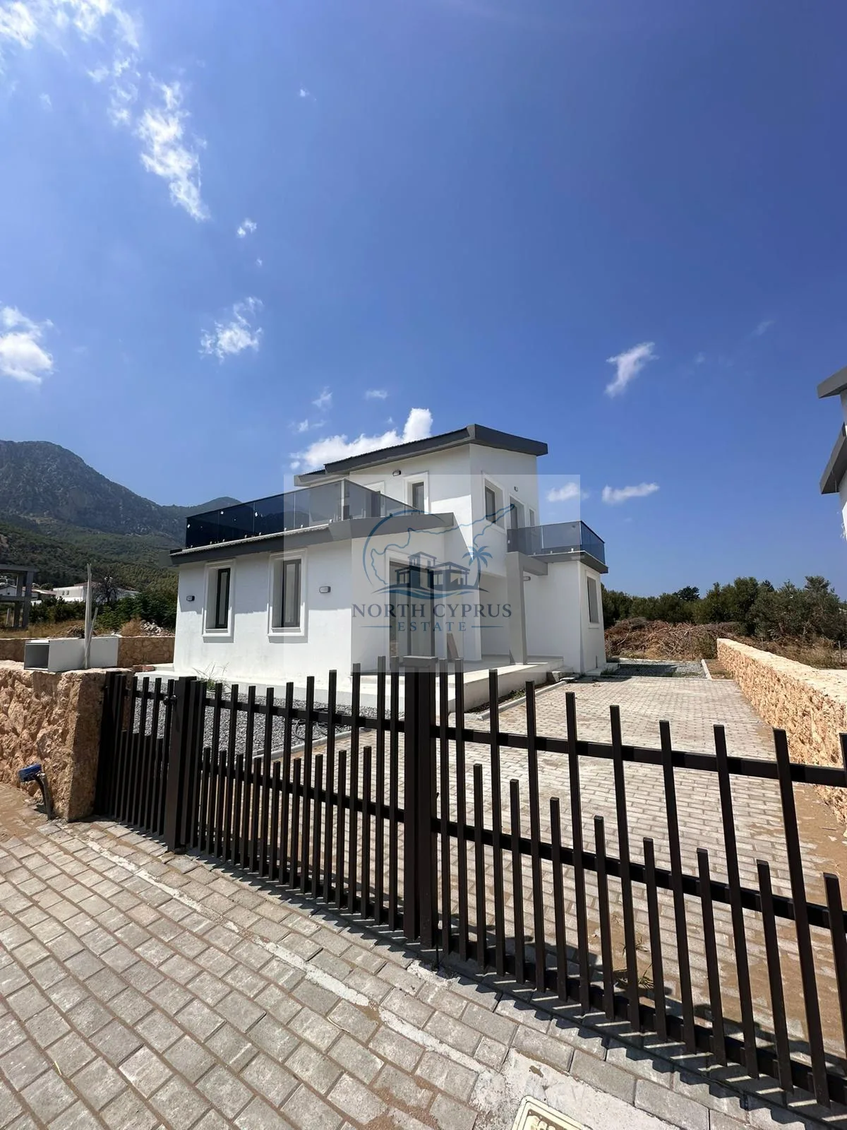 Girne Lapta'da Modern 3+1 VİLLA